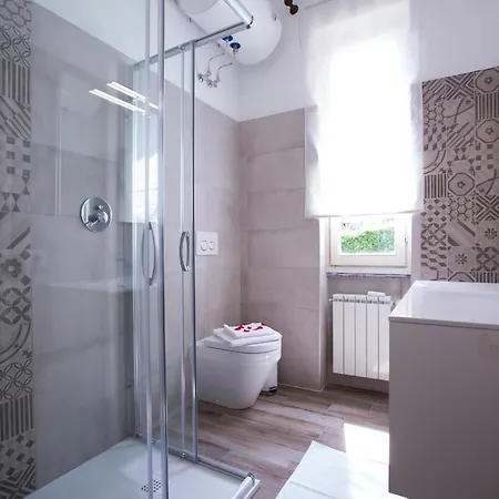 Sleeps 4 Apartment Menaggio